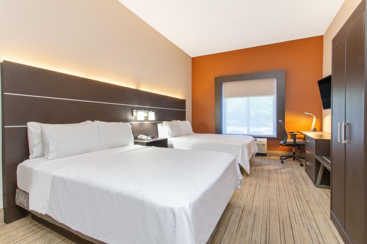 Queen Room with Two Queen Beds - Hearing Accesible at Holiday Inn Express Hotel & Suites Silver Springs - Ocala by IHG