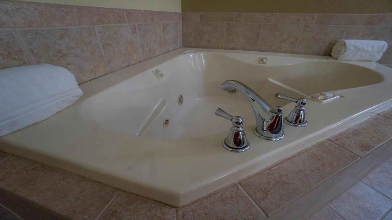 King Room with Hot Tub at Holiday Inn Express & Suites Pampa by IHG