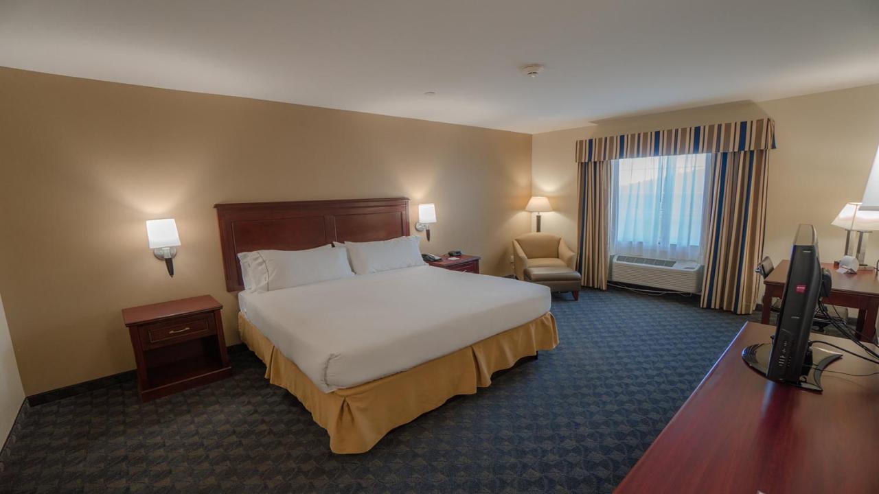 King Room at Holiday Inn Express & Suites Pampa by IHG