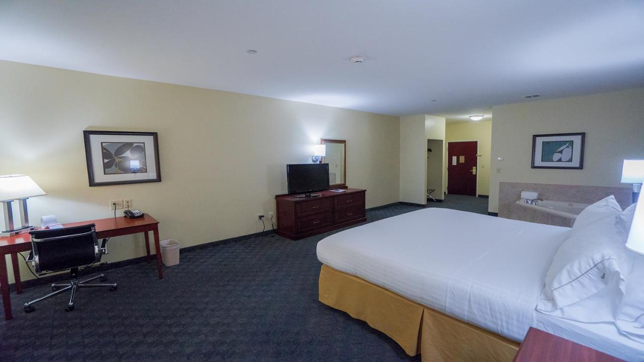 King Room with Hot Tub at Holiday Inn Express & Suites Pampa by IHG