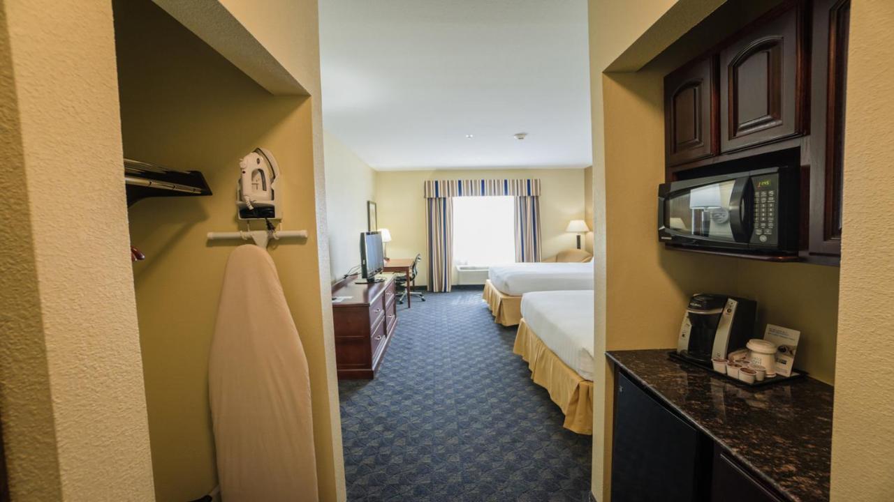 Queen Room with Two Queen Beds at Holiday Inn Express & Suites Pampa by IHG