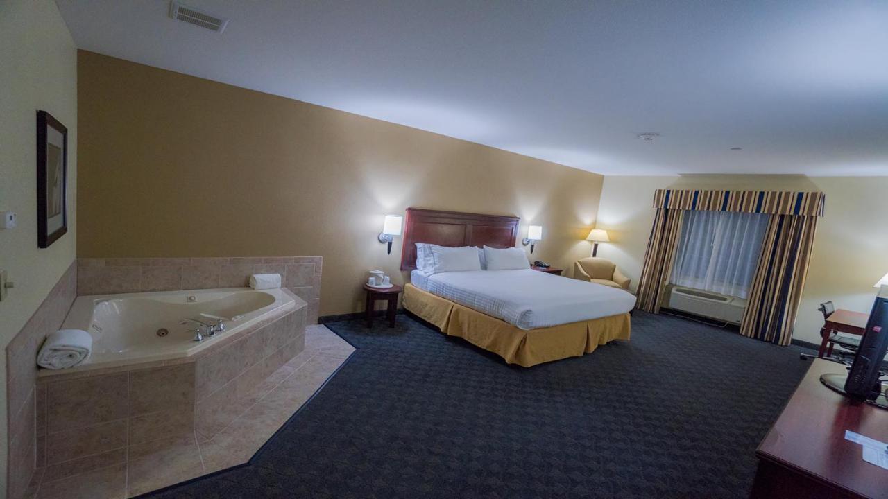 King Room with Hot Tub at Holiday Inn Express & Suites Pampa by IHG
