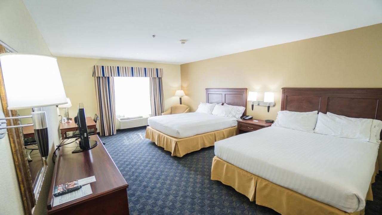 Queen Room with Two Queen Beds at Holiday Inn Express & Suites Pampa by IHG