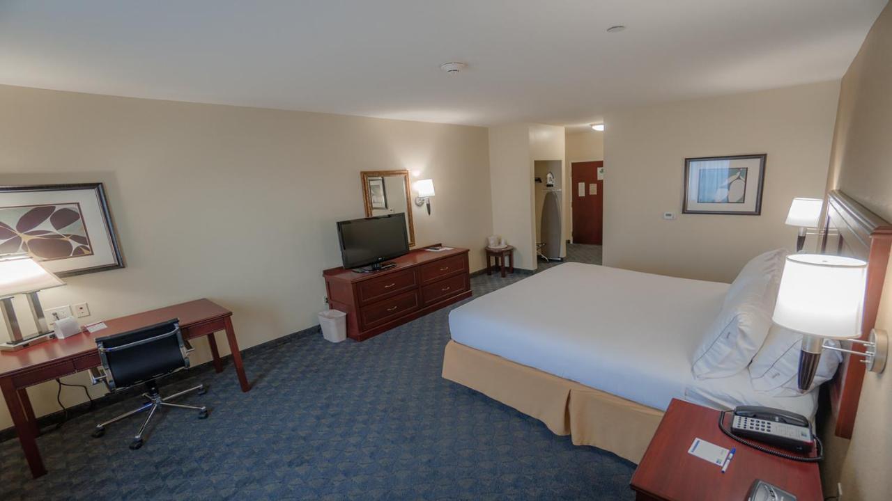 King Room at Holiday Inn Express & Suites Pampa by IHG