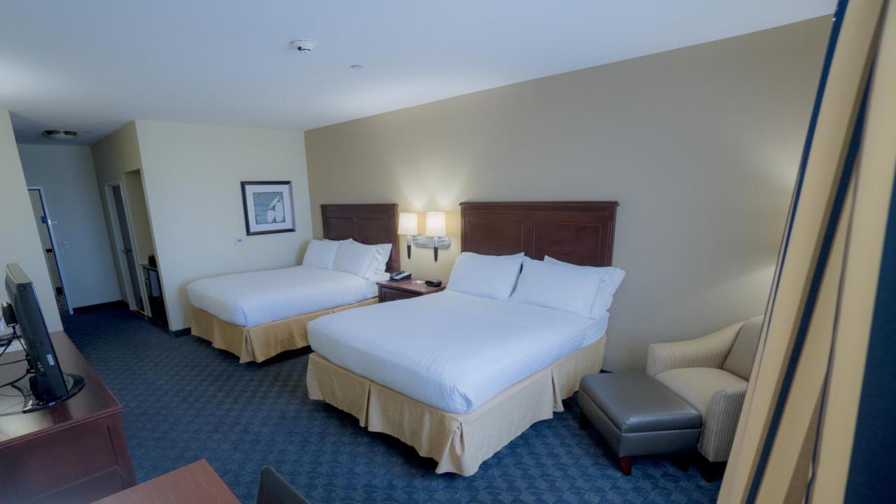 Queen Room with Two Queen Beds at Holiday Inn Express & Suites Pampa by IHG