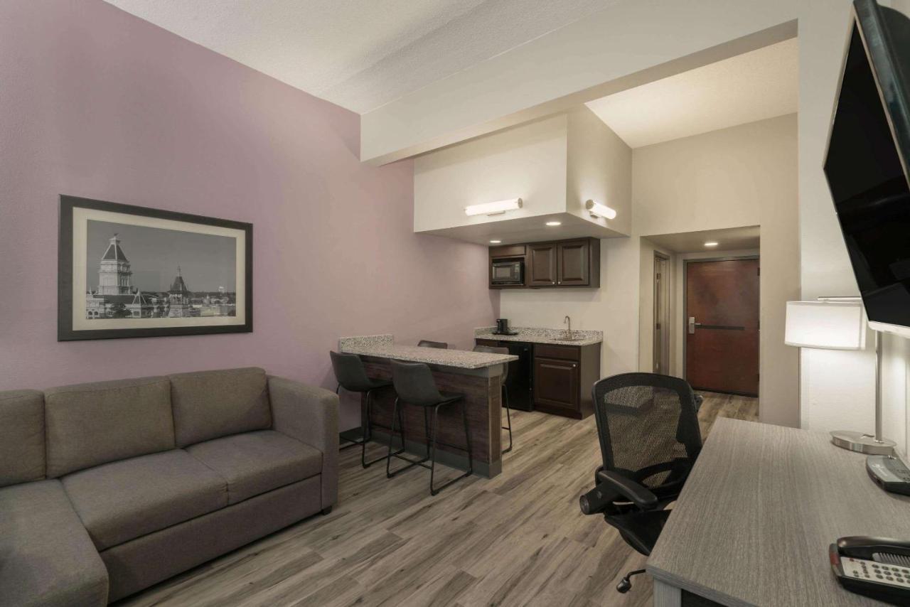 Deluxe Executive King Suite at La Quinta Inn & Suites by Wyndham Clarksville