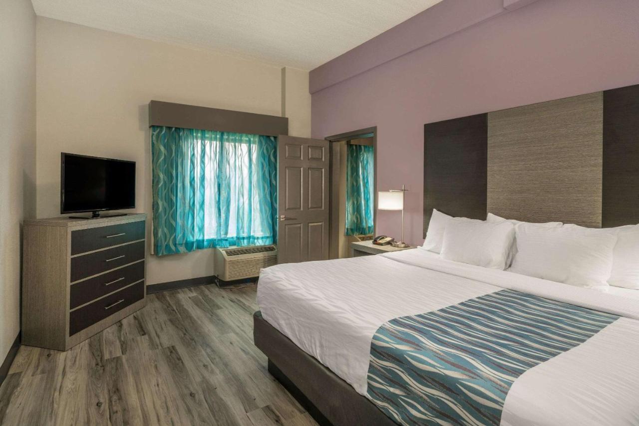 Deluxe Executive King Suite at La Quinta Inn & Suites by Wyndham Clarksville