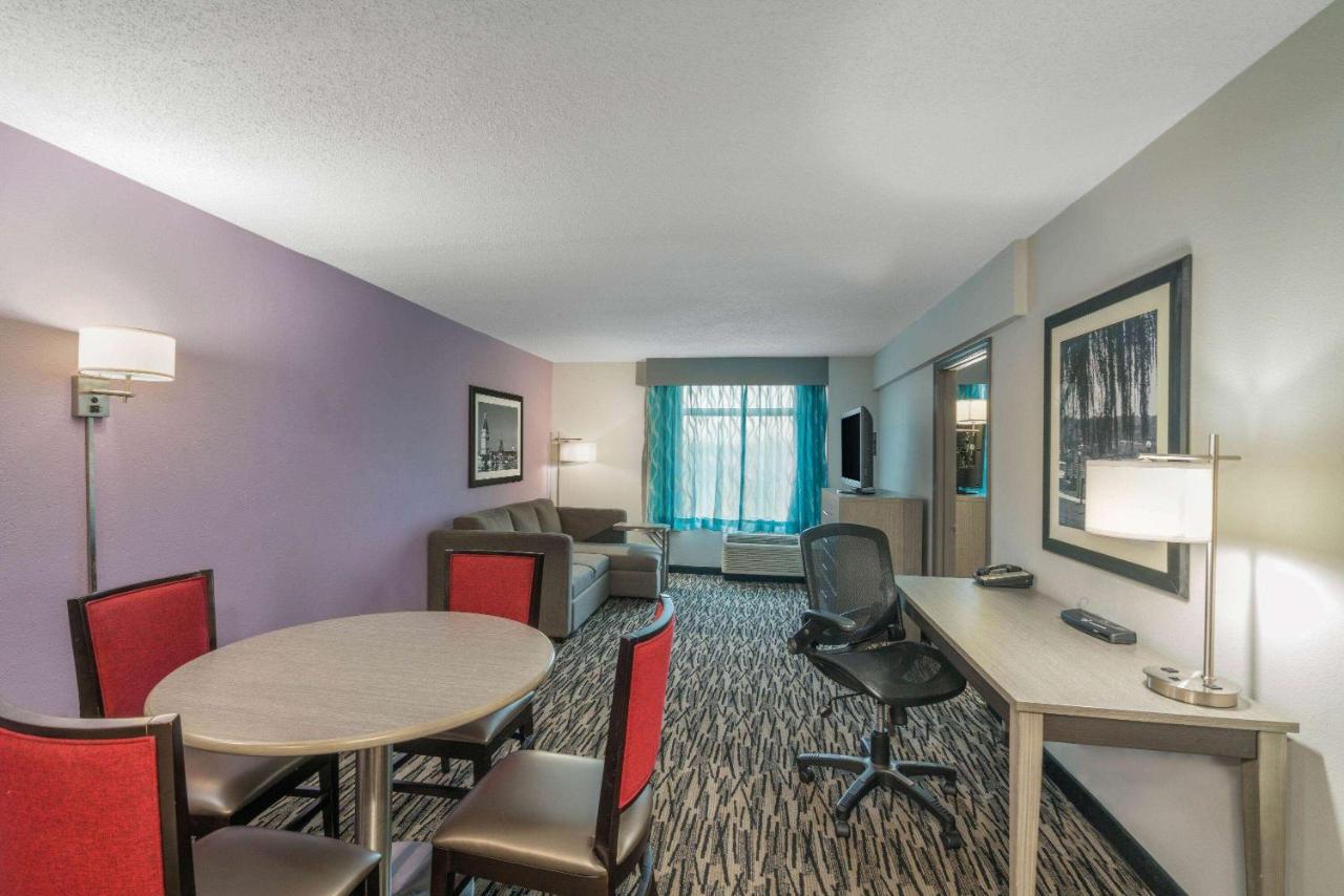 Deluxe Executive King Suite at La Quinta Inn & Suites by Wyndham Clarksville
