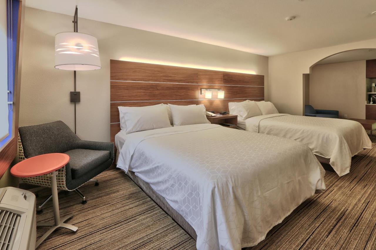 Queen Suite - Non-Smoking at Holiday Express & Suites Portales by IHG