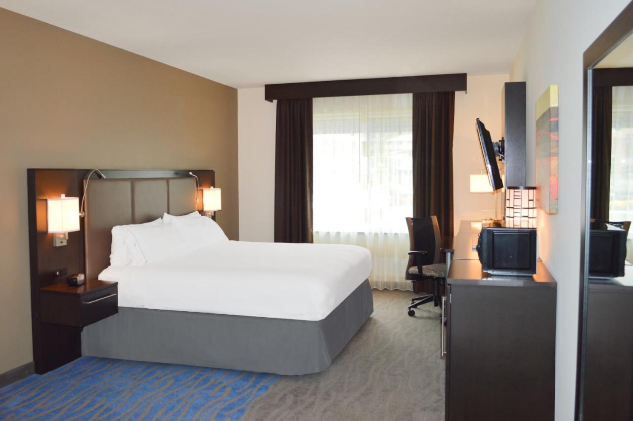 King Room at Holiday Inn Express Hotel & Suites Kailua-Kona by IHG