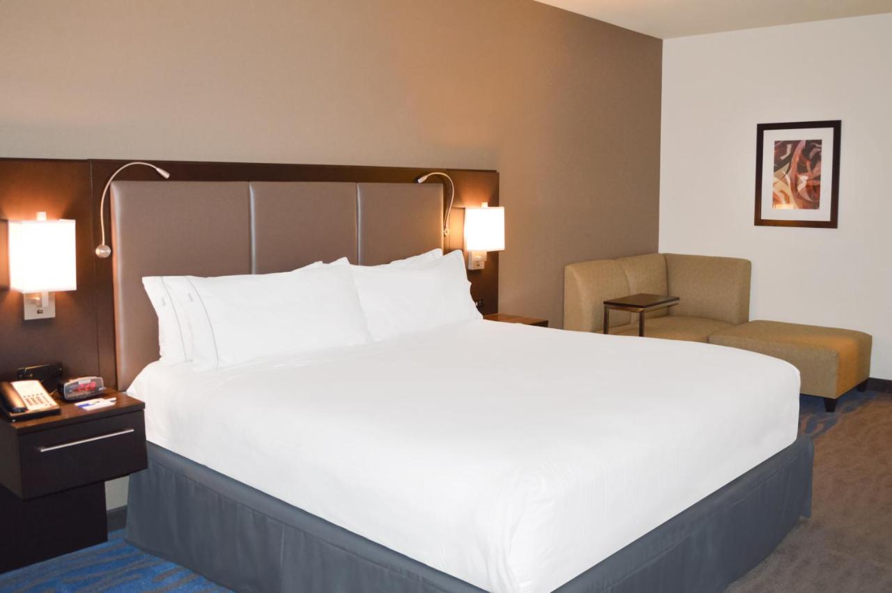 King Room at Holiday Inn Express Hotel & Suites Kailua-Kona by IHG