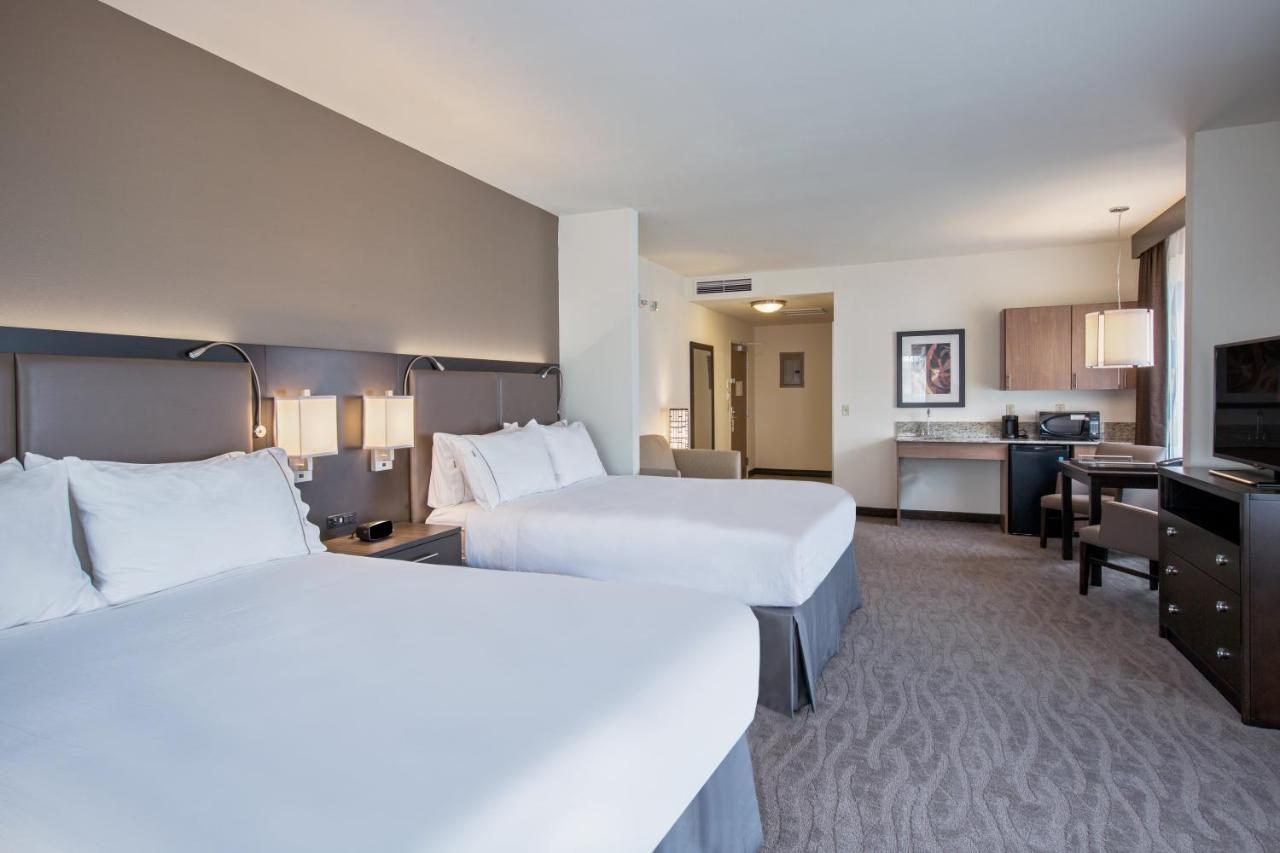 Two-Bedroom Suite - Mobility Accessible Tub at Holiday Inn Express Hotel & Suites Kailua-Kona by IHG
