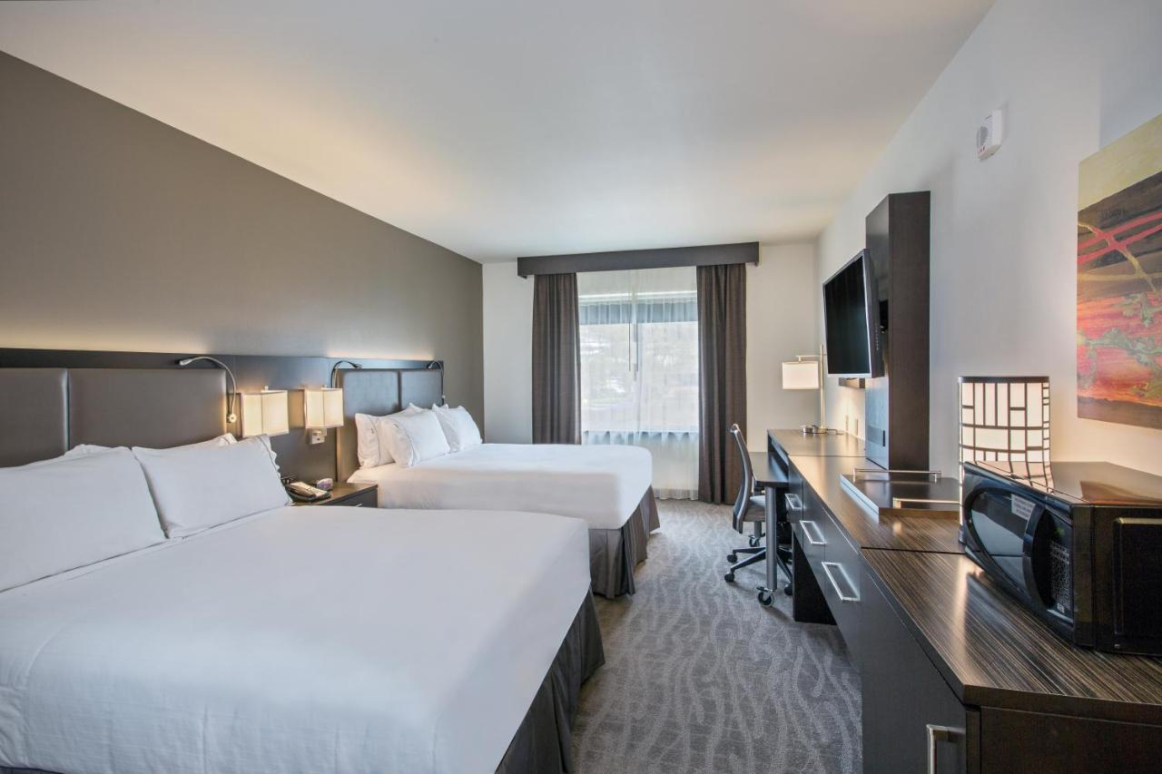 Queen Room with Two Queen Beds at Holiday Inn Express Hotel & Suites Kailua-Kona by IHG