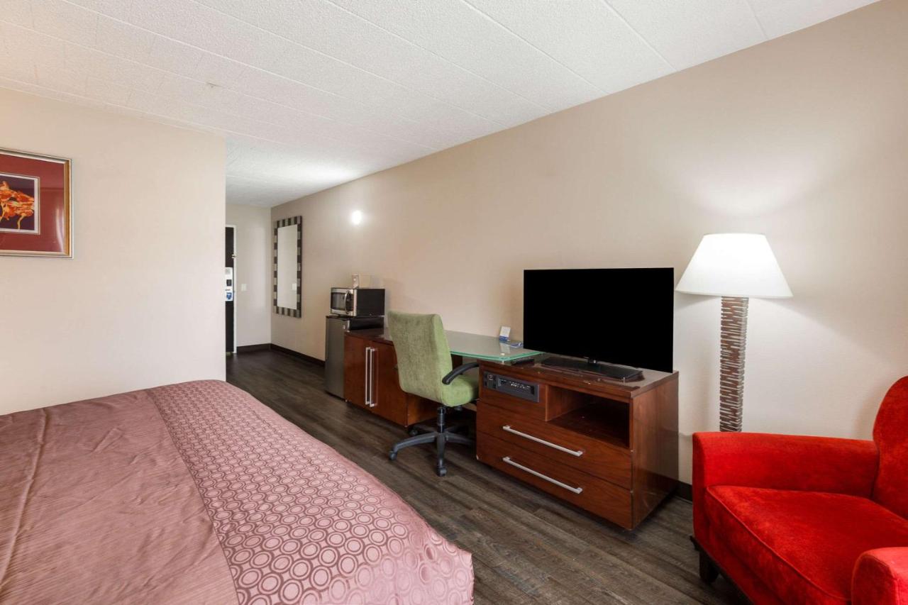 King Room - Non-Smoking at Rodeway Inn & Suites Stroudsburg - Poconos