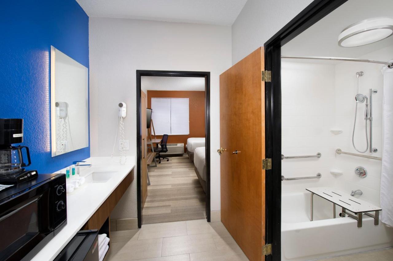 King Suite - Disability Access at Holiday Inn Express & Suites San Antonio-Dtwn Market Area by IHG