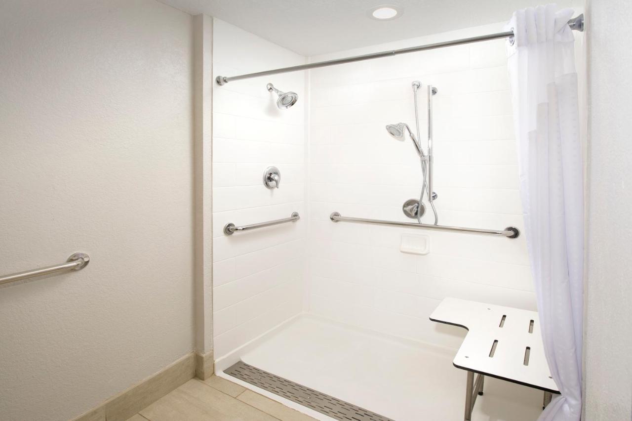 King Suite - Disability Access at Holiday Inn Express & Suites San Antonio-Dtwn Market Area by IHG