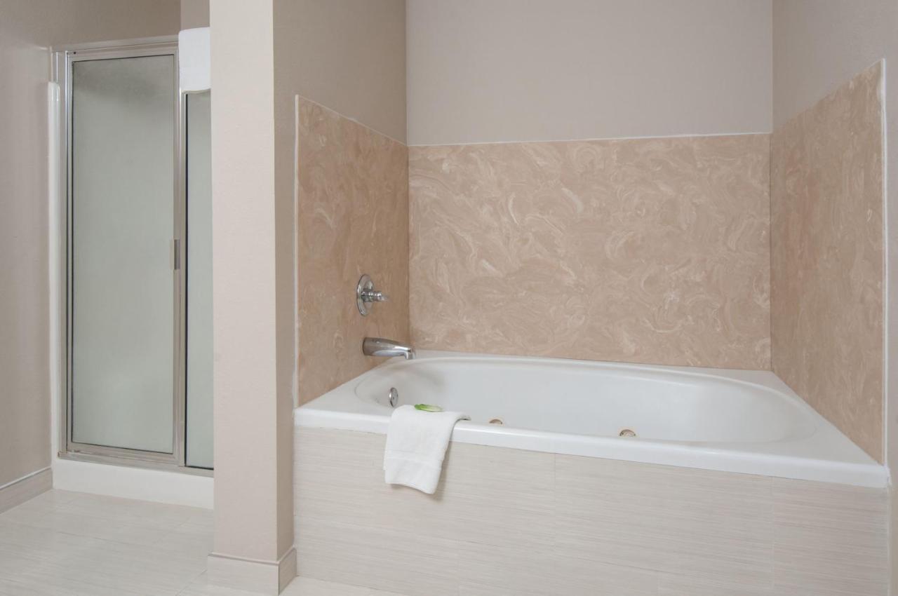 King Suite with Spa Bath at Holiday Inn Express San Antonio Rivercenter Area by IHG