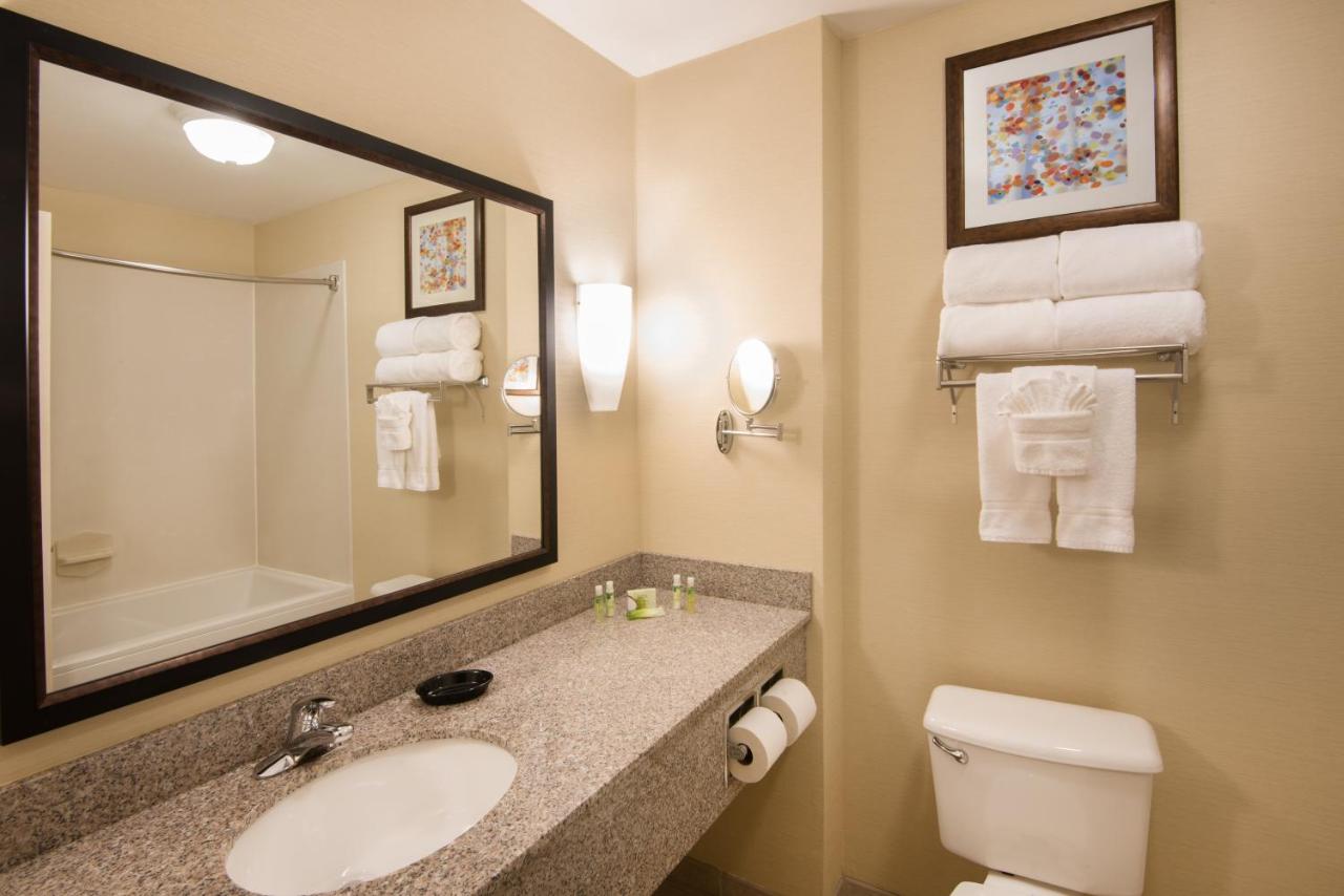 King Twin Suite with Sofa Bed - Non-Smoking at Holiday Inn Express & Suites Sharon-Hermitage by IHG