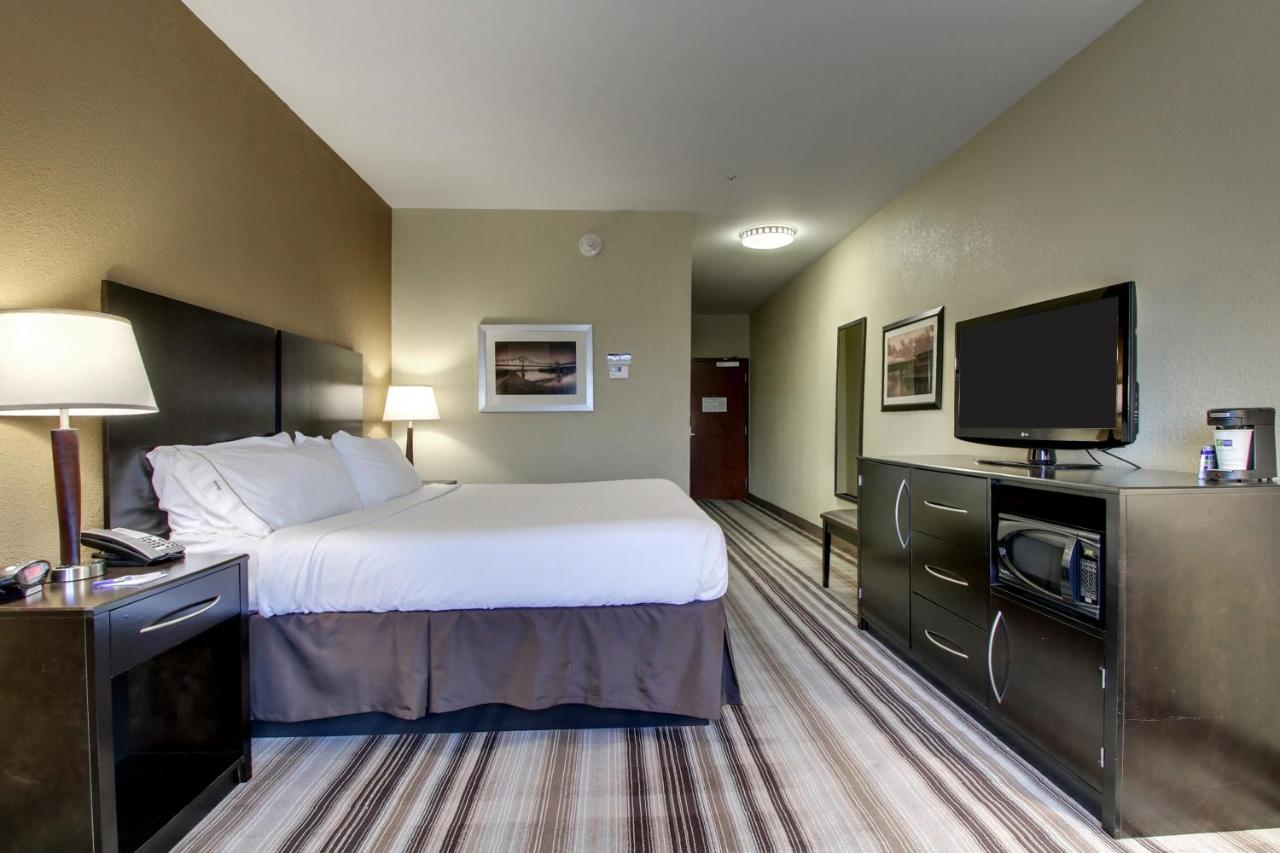 King Leisure Room - Non-Smoking at Holiday Inn Express Hotel & Suites Natchez South by IHG