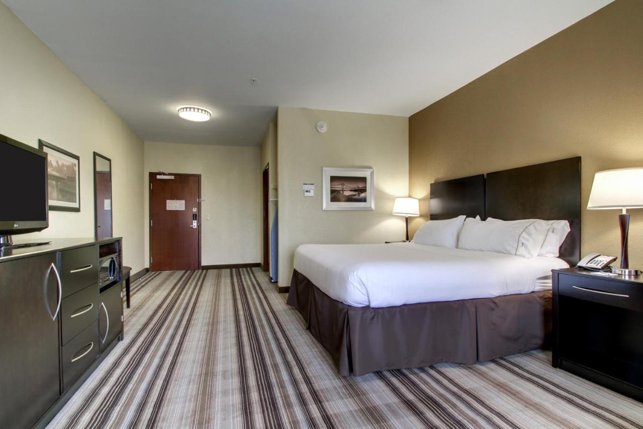 King Leisure Room - Non-Smoking at Holiday Inn Express Hotel & Suites Natchez South by IHG