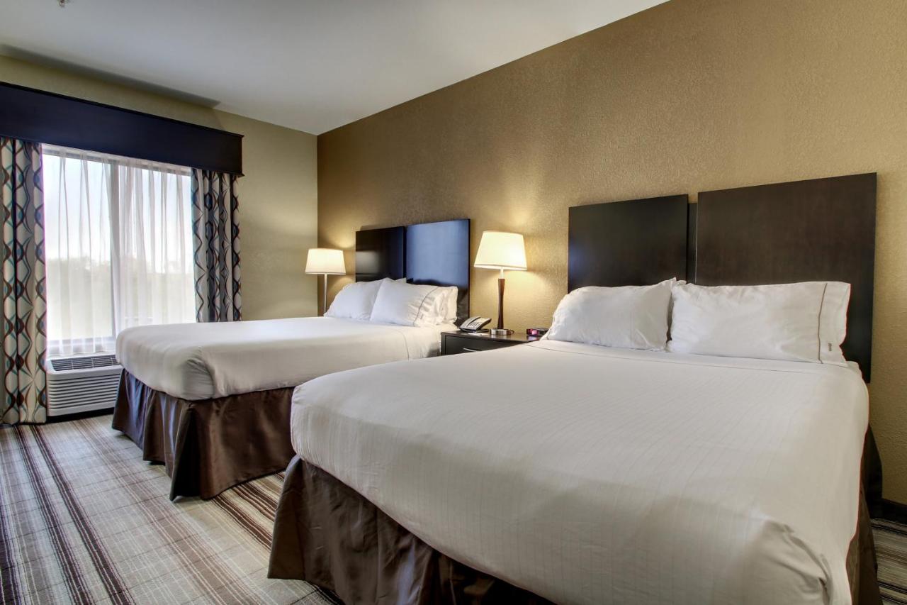 Queen Room with Two Queen Beds at Holiday Inn Express Hotel & Suites Natchez South by IHG