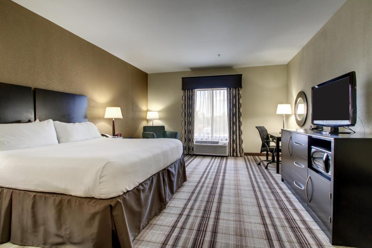 King Suite - Non-Smoking at Holiday Inn Express Hotel & Suites Natchez South by IHG