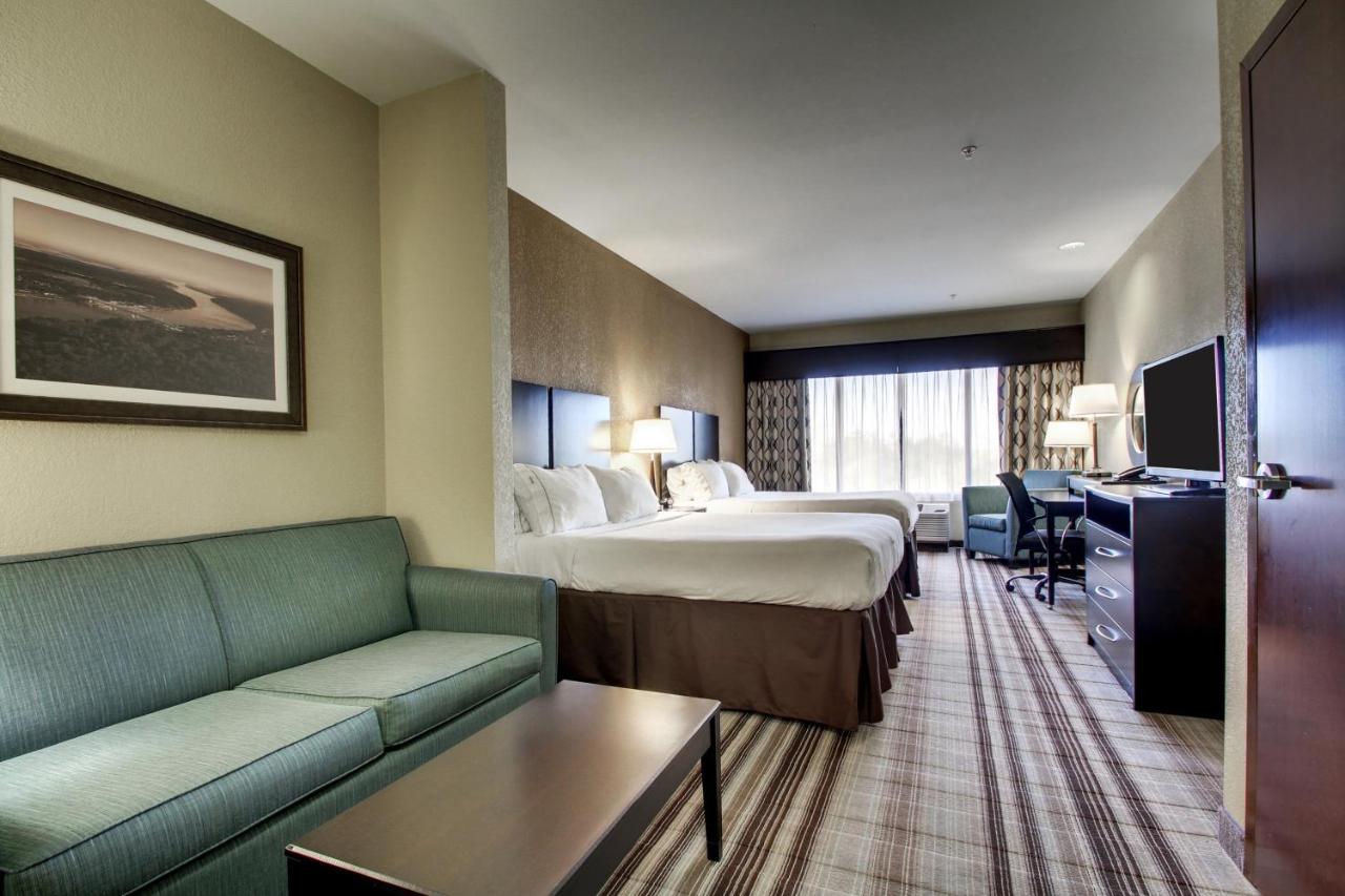 Suite - Mobility Access/Hearing Accessible at Holiday Inn Express Hotel & Suites Natchez South by IHG