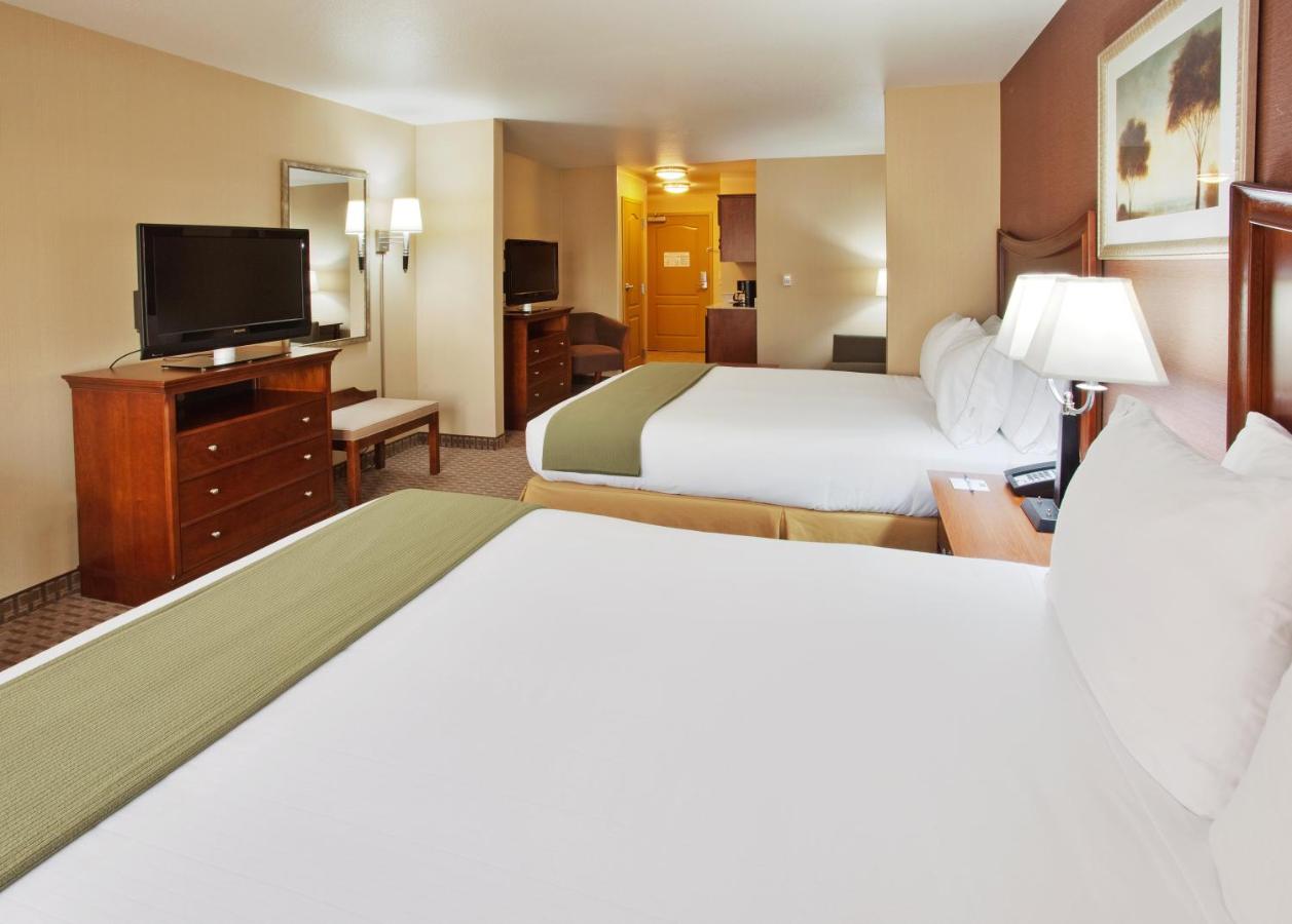 Queen Suite - Non-Smoking at Holiday Inn Express & Suites Willows by IHG