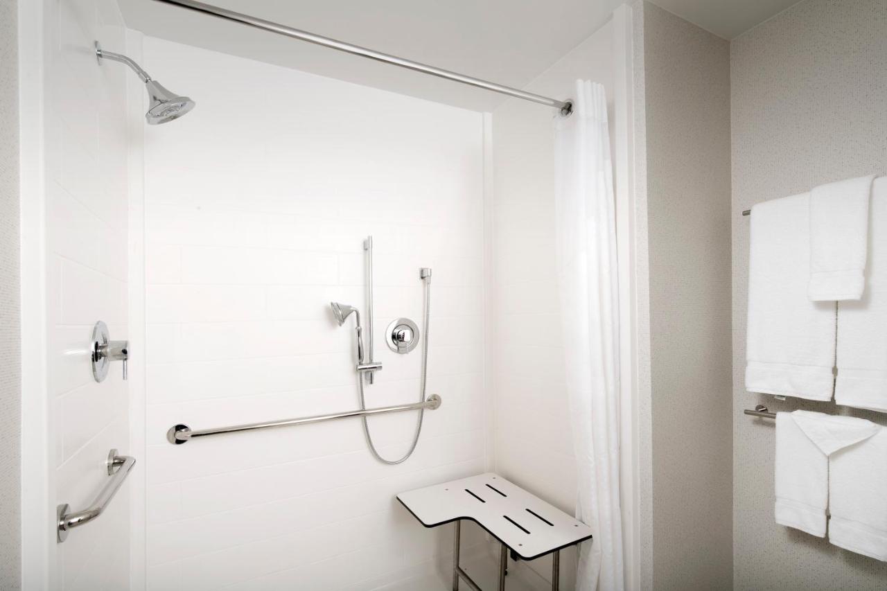 King Room - Hearing Accessible - Roll-in Shower at Holiday Inn Express & Suites San Antonio North - Windcrest by IHG
