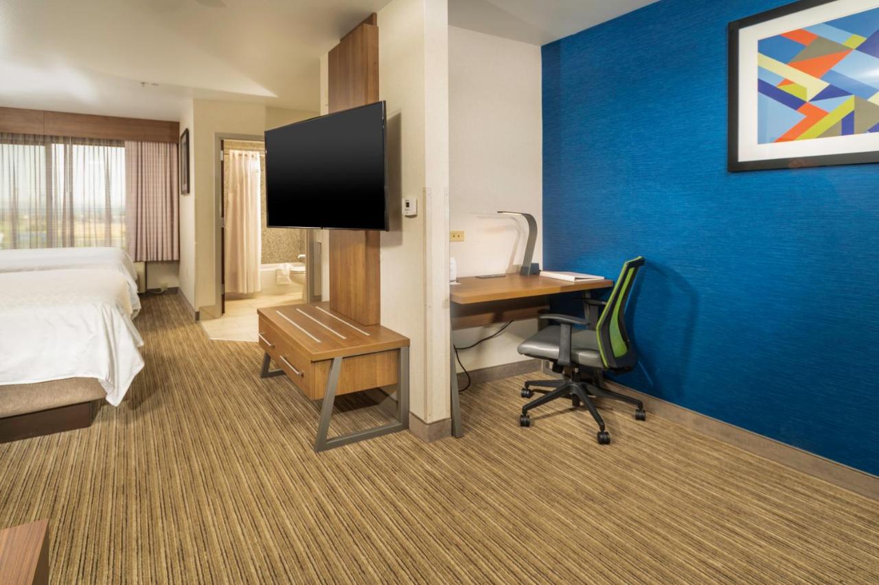 Queen Suite at Holiday Inn Express Hotel & Suites Pasco-Tri Cities by IHG