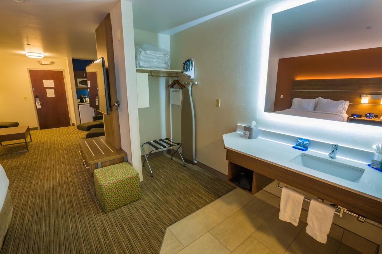 Standard Room at Holiday Inn Express Hotel & Suites Pasco-Tri Cities by IHG