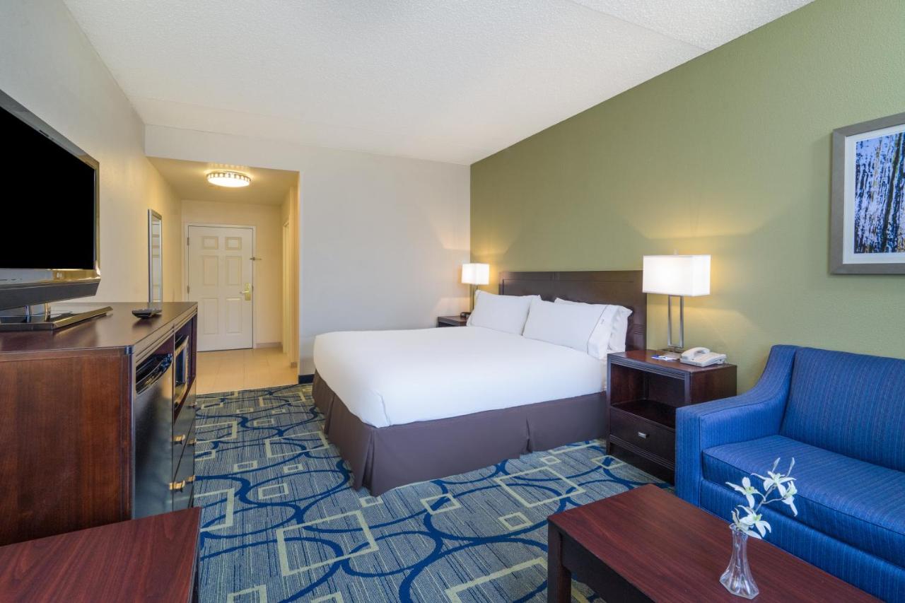 King Suite at Holiday Inn Express Hotel & Suites Easton by IHG