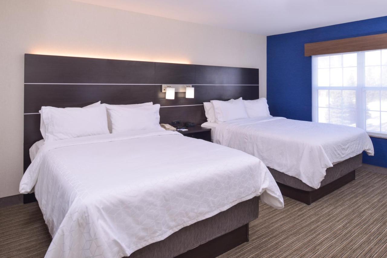 Queen Suite at Holiday Inn Express Southfield-Detroit, an IHG Hotel