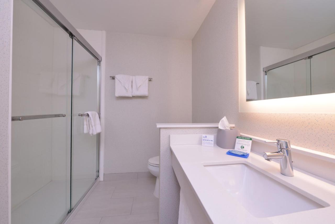 Queen Suite at Holiday Inn Express Southfield-Detroit, an IHG Hotel