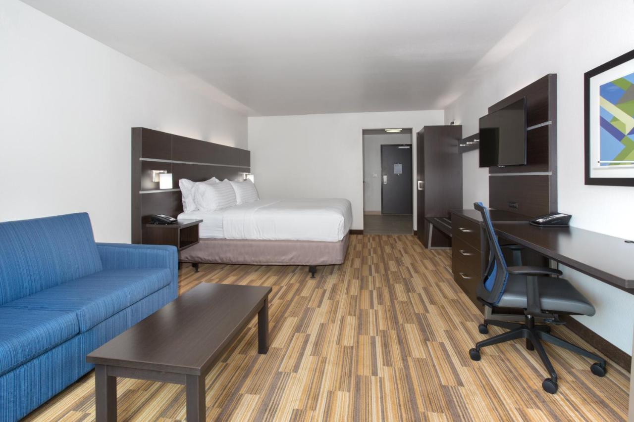King Suite at Holiday Inn Express and Suites Lincoln I - 80 by IHG