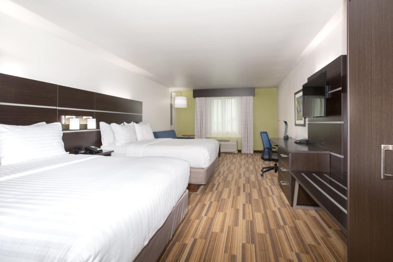 Queen Suite at Holiday Inn Express and Suites Lincoln I - 80 by IHG