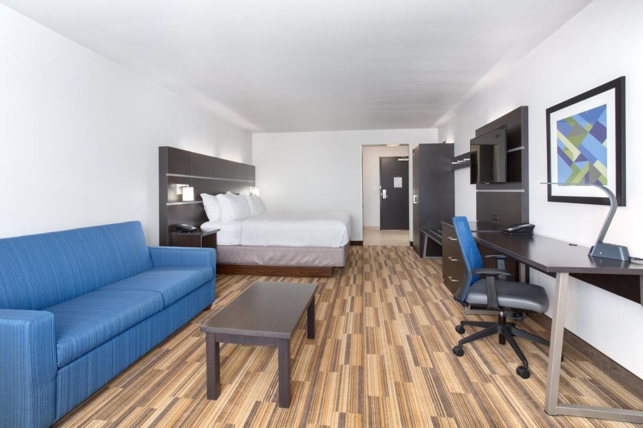 King Suite at Holiday Inn Express and Suites Lincoln I - 80 by IHG