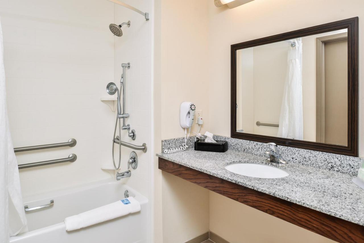Queen Room with Two Queen Beds - Disability Access at Holiday Inn Express & Suites York by IHG