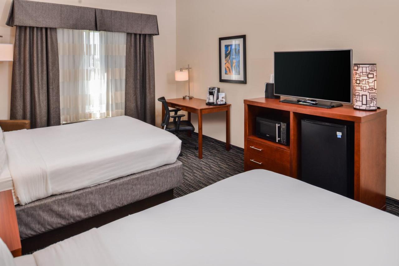 Queen Room with Two Queen Beds - Disability Access/Hearing Accessible at Holiday Inn Express & Suites York by IHG