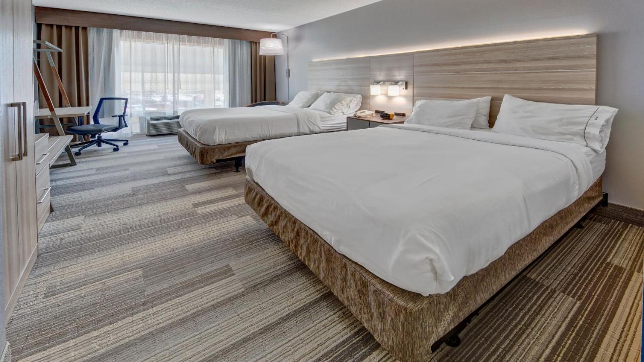 Twin Room - Mobility Access with Bath Tub at Holiday Inn Express & Suites London by IHG