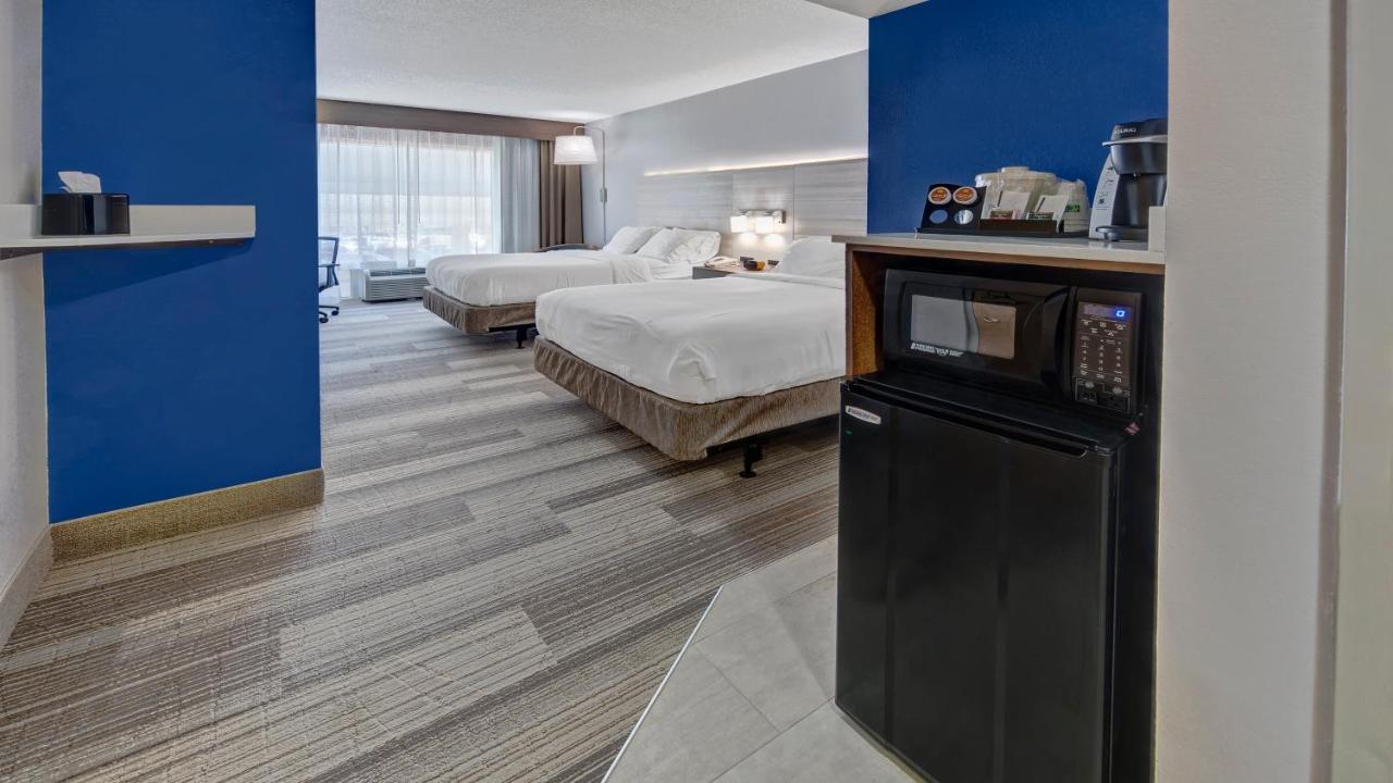 Twin Room - Mobility Access with Bath Tub at Holiday Inn Express & Suites London by IHG