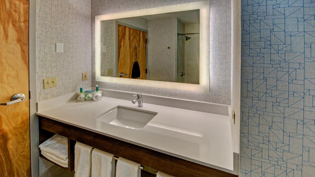 King Suite at Holiday Inn Express & Suites London by IHG