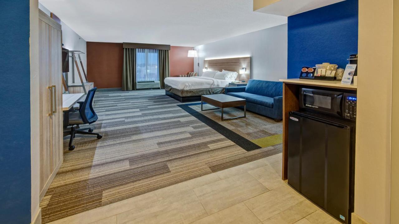 Suite - Mobility Access/Hearing Accessible at Holiday Inn Express & Suites London by IHG