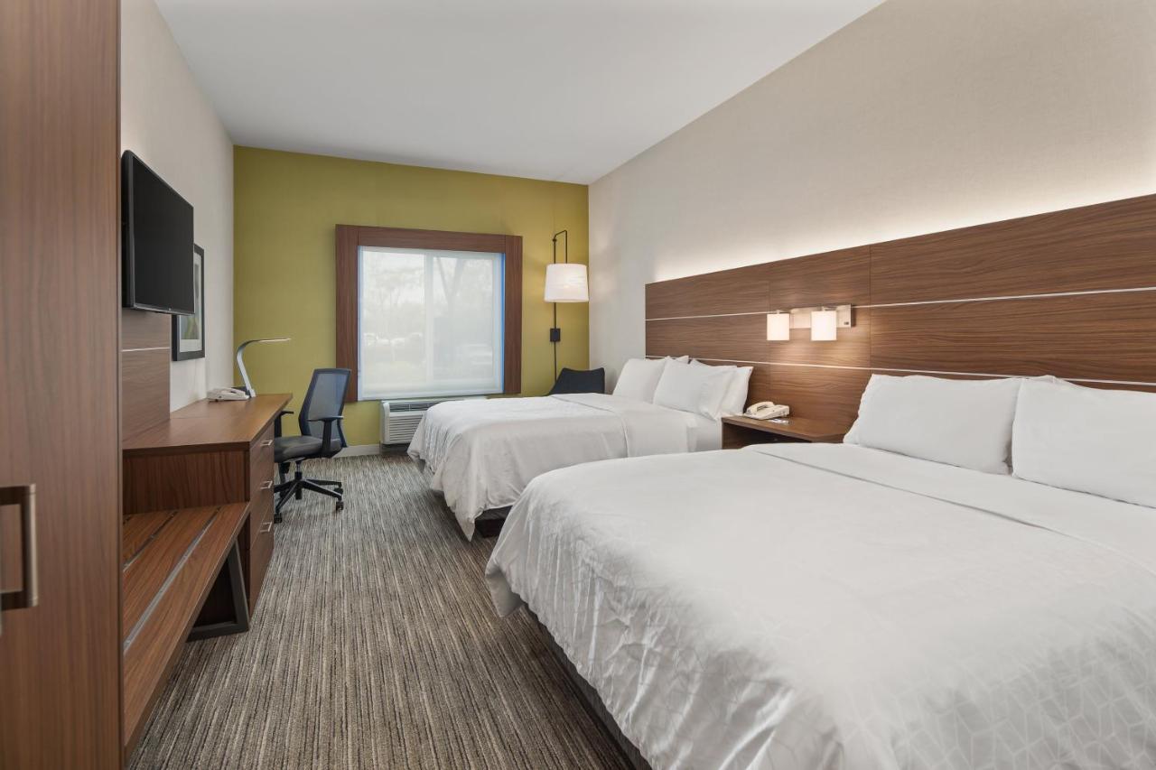 Queen Room with Two Queen Beds at Holiday Inn Express Hotel Sacramento Airport Natomas by IHG