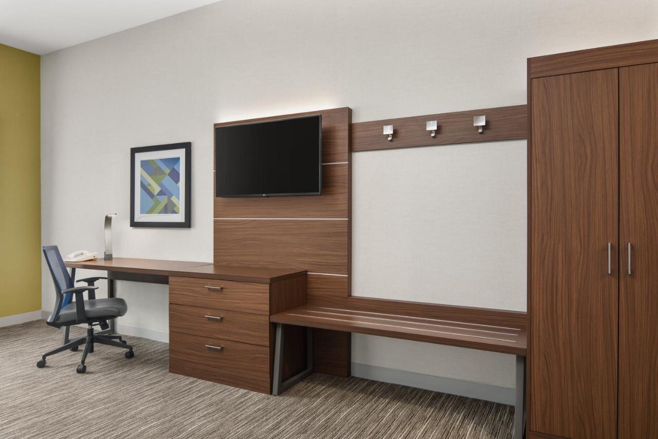 King Room at Holiday Inn Express Hotel Sacramento Airport Natomas by IHG