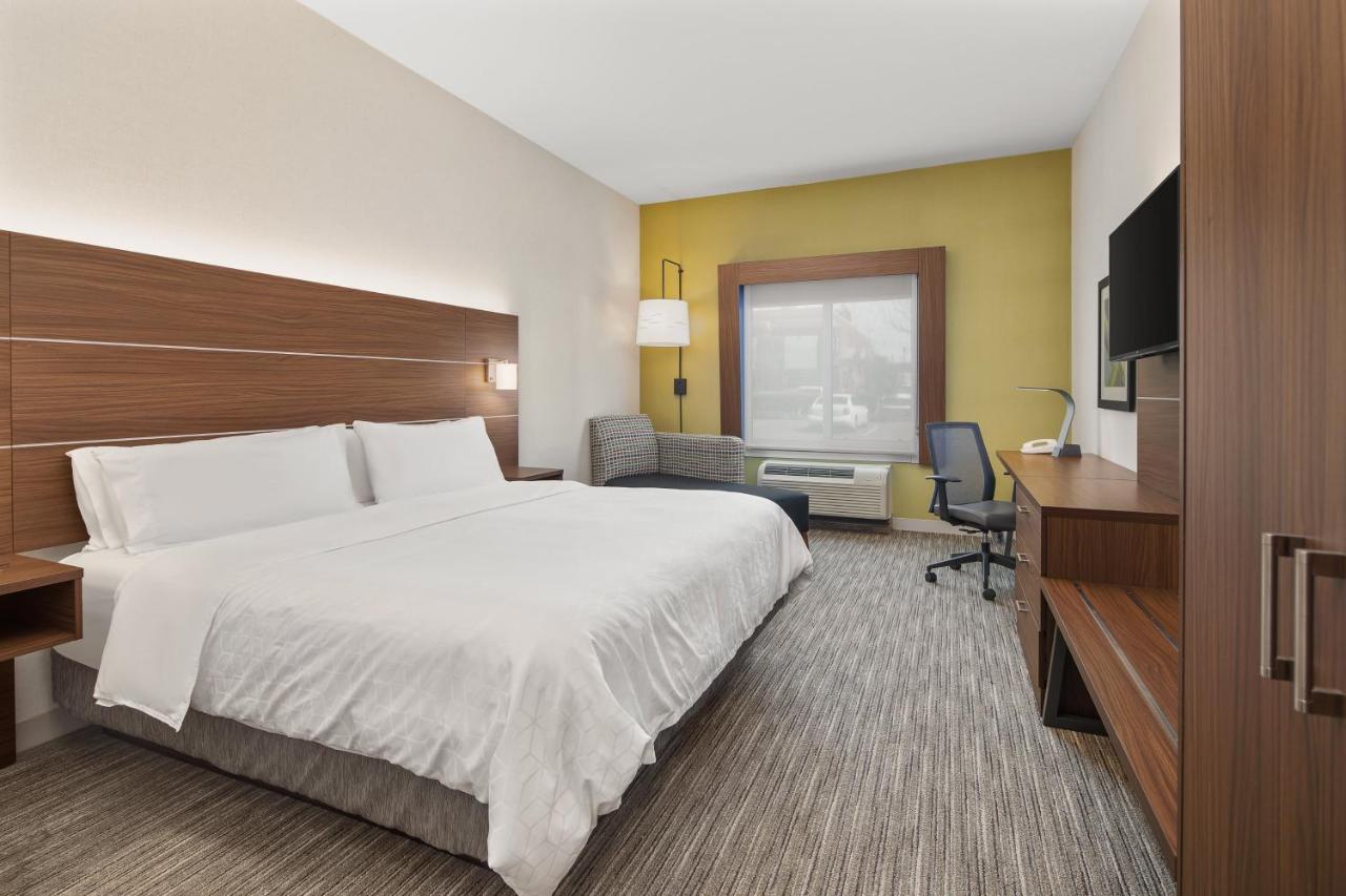 King Room at Holiday Inn Express Hotel Sacramento Airport Natomas by IHG