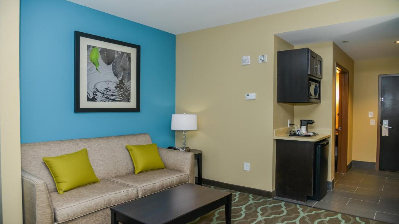 Queen Suite at Holiday Inn Express & Suites Cuero by IHG