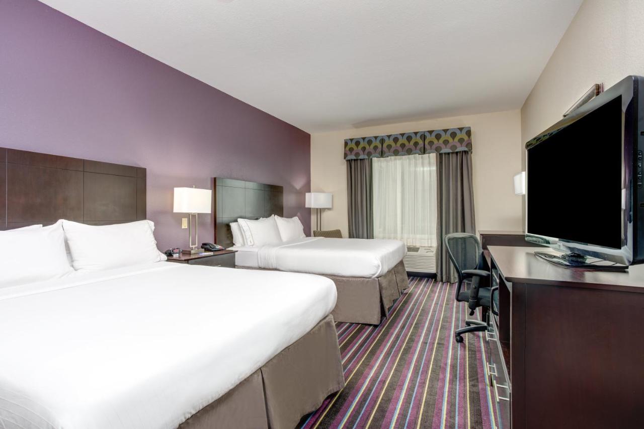 Queen Room with Two Queen Beds at Holiday Inn Express Hotel & Suites Raceland - Highway 90 by IHG