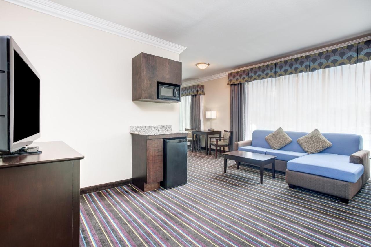 Suite at Holiday Inn Express Hotel & Suites Raceland - Highway 90 by IHG