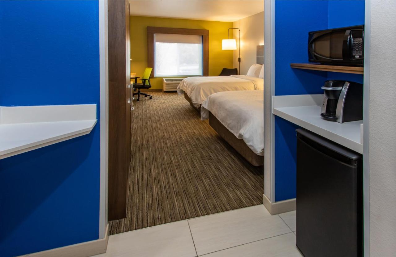 Queen Room with Two Queen Beds at Holiday Inn Express Hotel & Suites Roseville-Galleria Area by IHG
